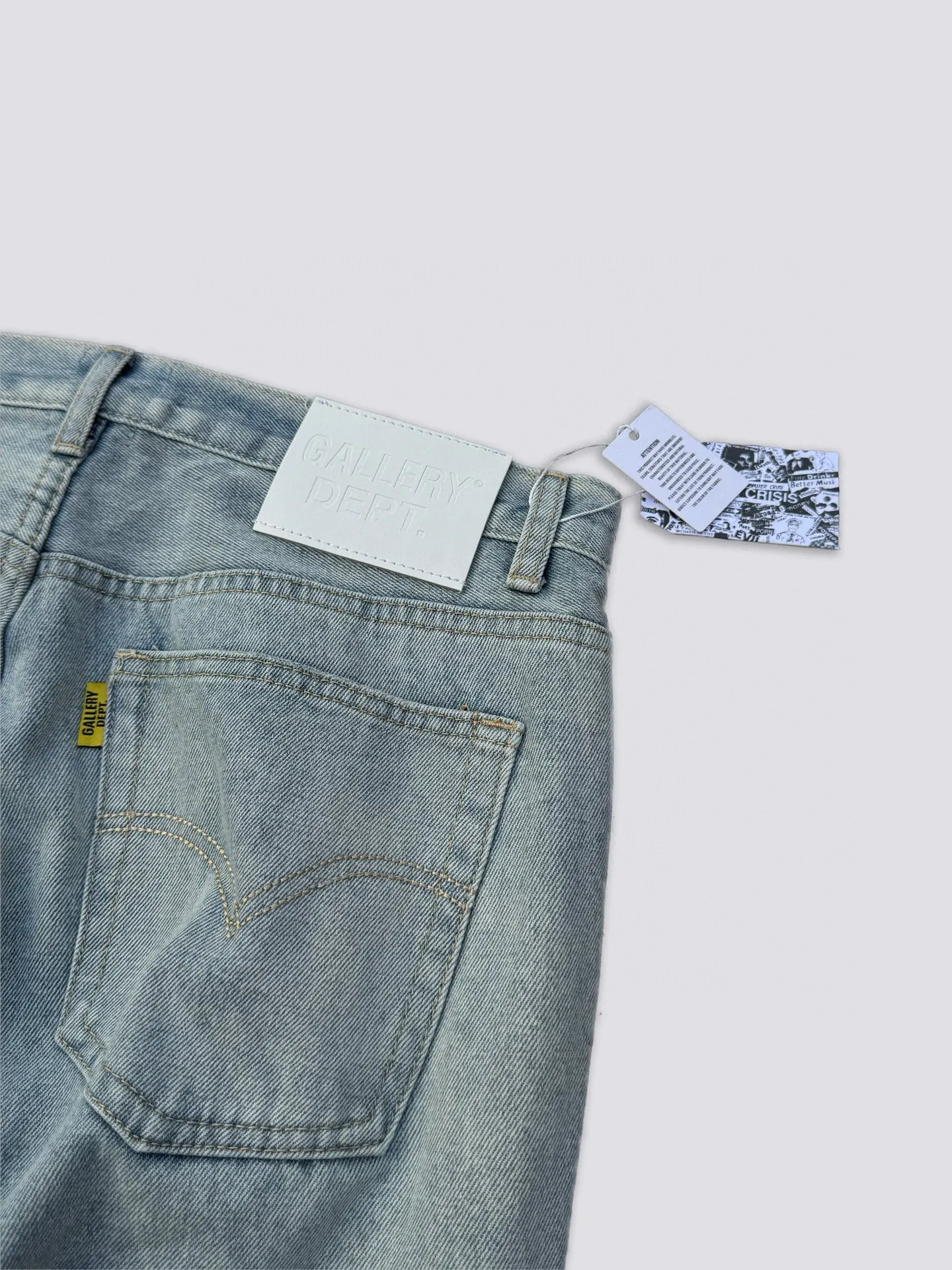 -Size upper body P240#G66 GALLERY DEPT. Denim spliced ​​with all-over printed leather ripped bell-bottoms, washed and distressed jeans. GALLERY is attracted by these bell-bottoms. Whether it is a reset of Carhartt or Levis, they all create a strong brand style. Since these pants are modified from rare vintage, the production capacity is limited. Therefore, after many icons wore them, these pants were once hard to find. Later, perhaps due to the improvement of GD's business in the past two years and the expansion of production lines, the brand itself lowered the price, so I can't wait any longer for these pants this year and will definitely buy them. During the process of the denim washing plant, the owner of the washing plant helped introduce a boss who had worked for Levi's foundry and started his own business. This also paved the way for the following styles. Therefore, Levi's remodeled single product for the base plate is really familiar. Whether it is the fabrics supplied or the lathes used in production, there is nothing to choose from. -Color: blue -Size: S-XXL (corresponding to 28-36)